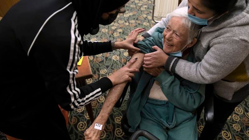 An image that illustrates this article Israel offers fourth coronavirus vaccine shot to vulnerable adults