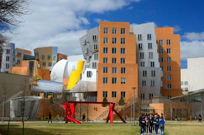 CN8K8W Students below the Stata Center on the campus of the Massachusetts Institute of Technology in Cambridge, Massachusetts.