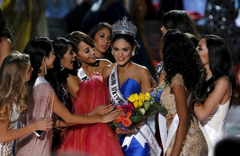 Pia Alonzo Wurtzbach surrounded by contestants after being crowned. Reuters
