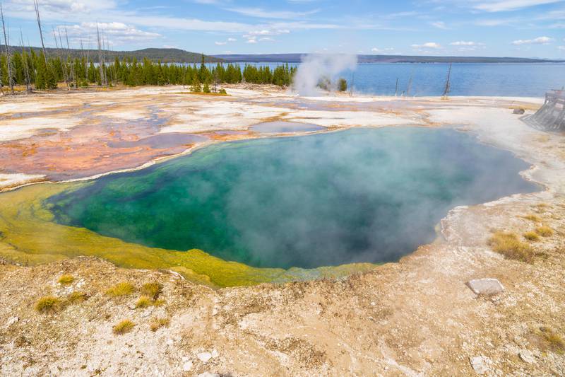 EGY549 yellowstone National Park, Wyoming, United States September 20, 2014 ? Yellowstone Lake in the background and a geothermal pool (Alamy) *** Local Caption ***  wk13ma-tr-yellowstone02.jpg