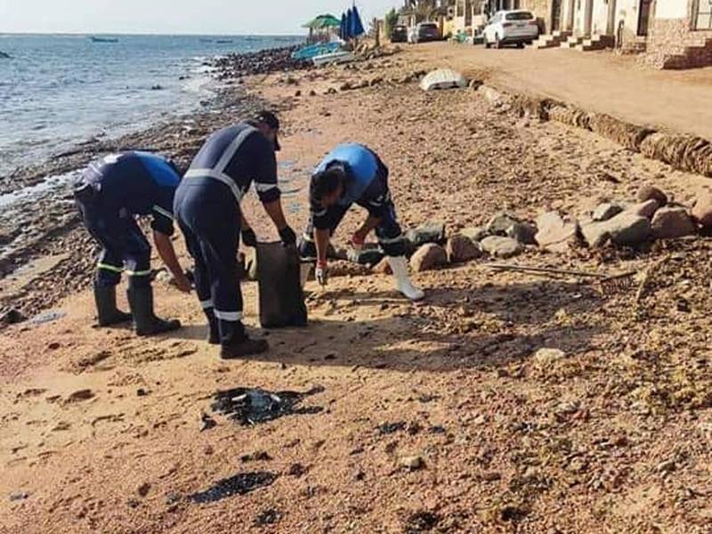 Egyptian workers clean a beach in the Red Sea resort town of Dahab following a spill near the Jordanian city of Aqaba. Photo: Egypt's Ministry of Environment