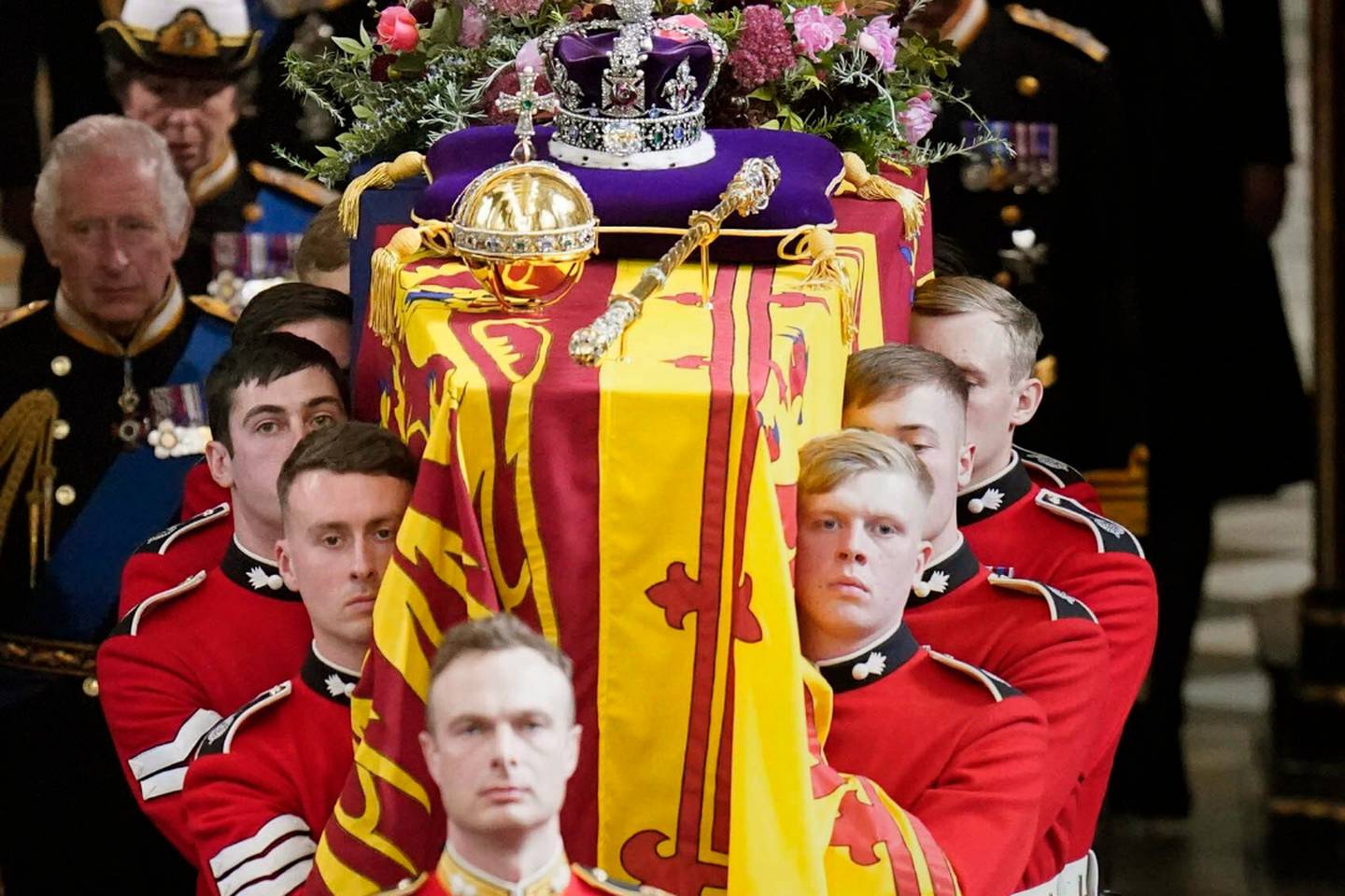 Card on top of Queen Elizabeth's coffin shows message from King Charles