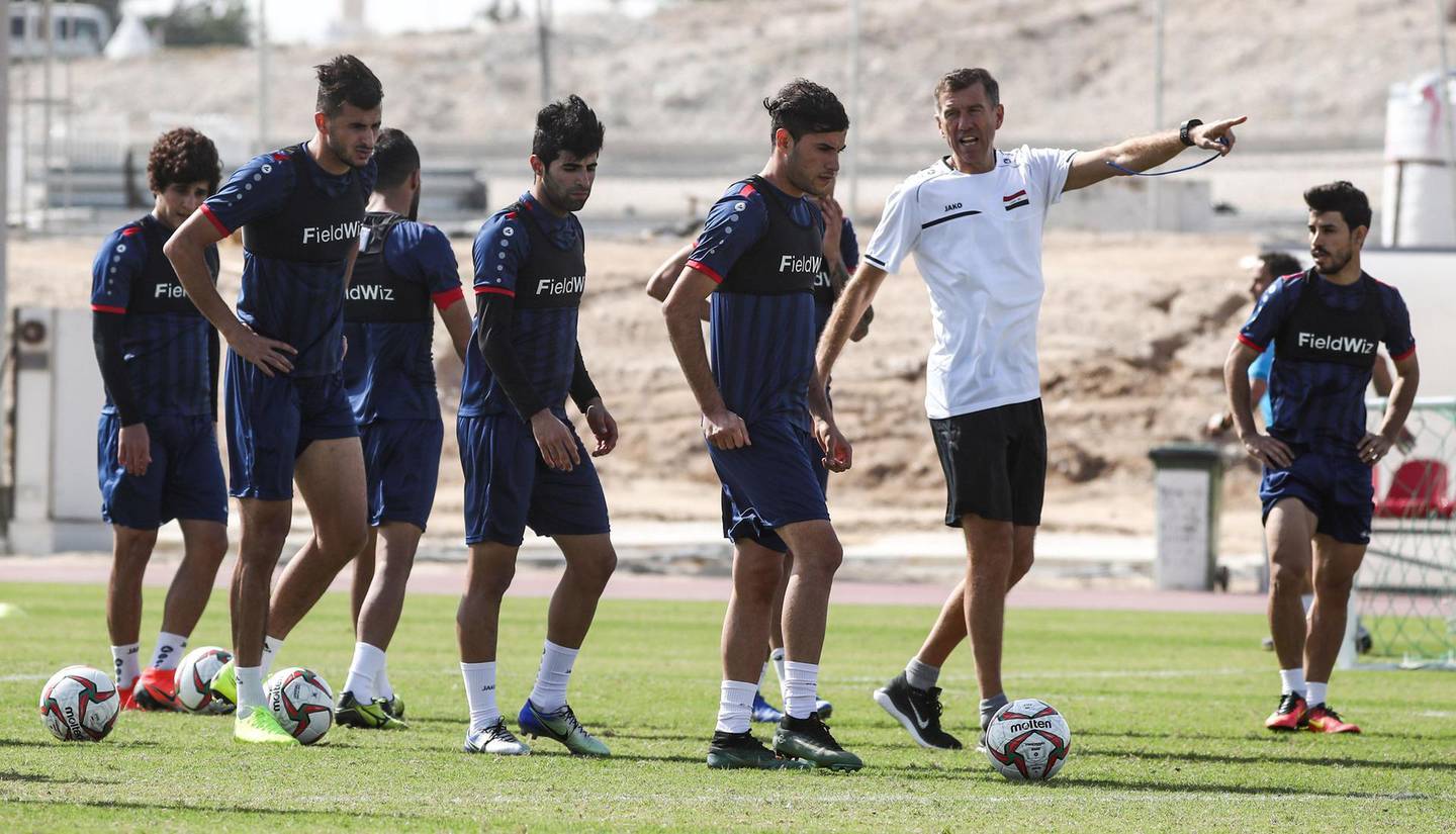 Iraq's Slovenian coach Srecko Katanec (2nd-R) directs his players during a training session as the team prepares for the 2019 edition of the AFC Asian cup, in Qatar's capital of Doha on December 22, 2018.  / AFP / KARIM JAAFAR
