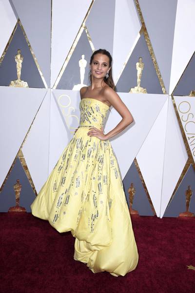epa05185871 Alicia Vikander arrives for the 88th annual Academy Awards ceremony at the Dolby Theatre in Hollywood, California, USA, 28 February 2016. The Oscars are presented for outstanding individual or collective efforts in 24 categories in filmmaking.  EPA/PAUL BUCK