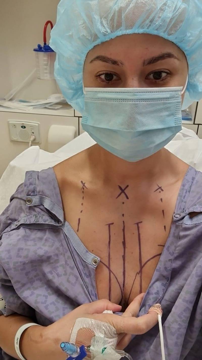 Sarah shared this image ahead of a double mastectomy in November 23, 2021.