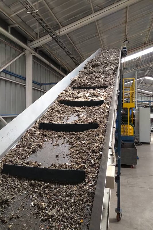 Der Maschine wird Abfall zugeführt, der zu Sperrholzersatz und anderen Produkten verarbeitet wird.  Foto: Terrax