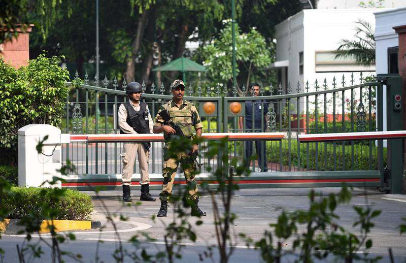 Security personnel stand guard at a gate of the Indian prime minister's house in New Delhi on August 5, 2019. Authorities in Indian-administered Kashmir placed large parts of the disputed region under lockdown early August 5, while India sent in tens of thousands of additional troops and traded accusations of clashes with Pakistan at their de facto border. / AFP / Sajjad HUSSAIN
