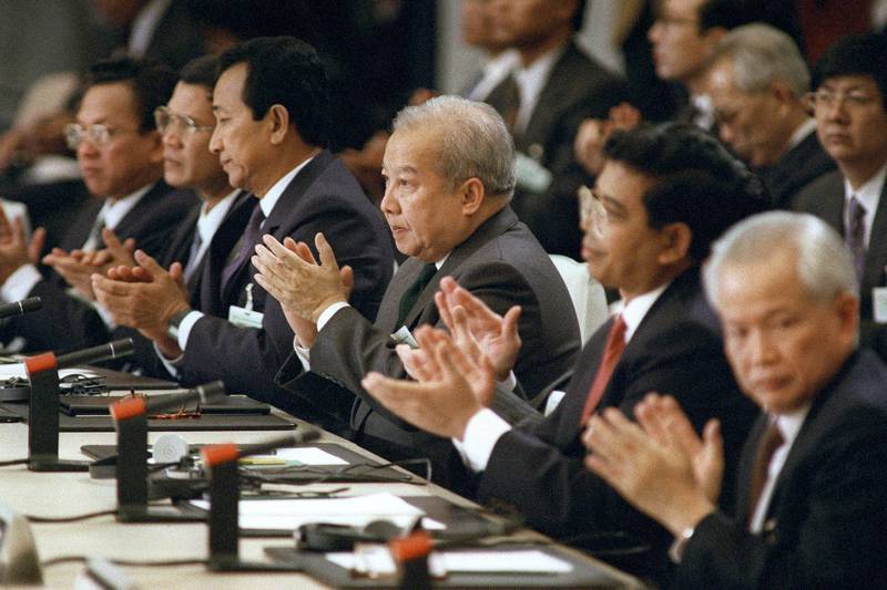 (FILES) In this file photo taken on October 23, 1991, (from L to R) Khmer Rouge factions leaders Im Chuun Lin, Cambodia's Premier Hun Sen, Dith Munty, Cambodia's Prince Norodom Sihanouk, Ieng Mouly and Khieu Samphan applaud after signing the peace treaty, which ended decades of civil war in Cambodia, in Paris.  - Three decades after a landmark agreement ended years of bloody violence in Cambodia, its strongman ruler has crushed all opposition and is eyeing dynastic succession, shattering hopes for a democratic future.  (Photo by Eric Feferberg  /  AFP)