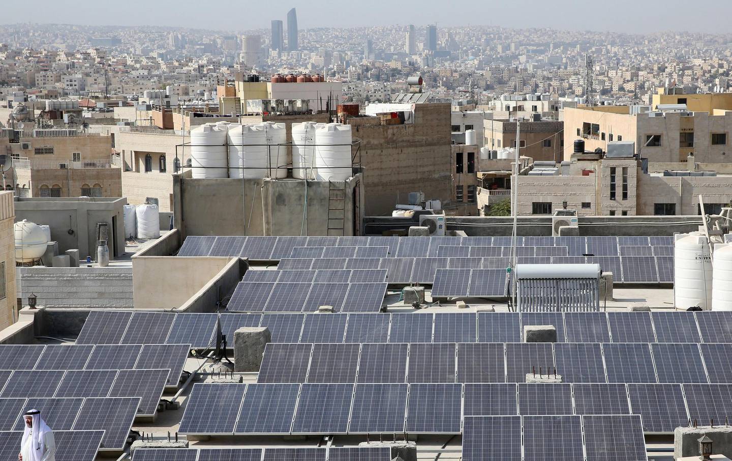 A picture shows on September 6, 2018 a view of the Hamdan al-Qara mosque in southern Amman, equiped with 140 solar panels on its roof. - Jordan imports nearly 98 percent of its energy supply, and has long relied on gas, heavy fuel oil and diesel to run its power plants. But a government plan to make clean energy 20 percent of the kingdom's overall power consumption by 2020 has seen alternative energy projects skyrocket in recent years. (Photo by Khalil MAZRAAWI / AFP)