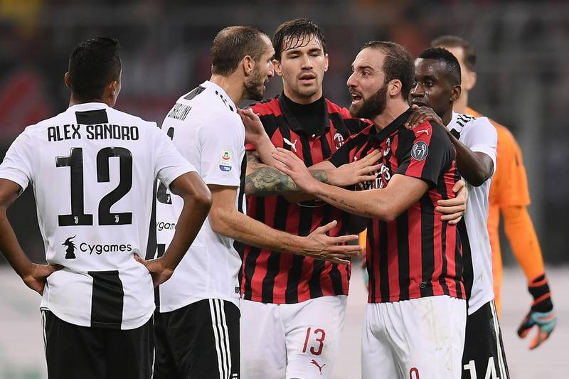 AC Milan's Argentine forward Gonzalo Higuain (R) argues with Juventus' Italian defender Giorgio Chiellini (2ndL) after he received a red card during the Italian Serie A football match AC Milan vs Juventus on November 11, 2018 at the San Siro stadium in Milan. / AFP / Marco BERTORELLO
