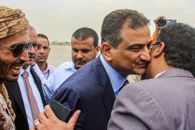 Ahmed Hamed Lamlas (C), the new governor of Aden, embraces a man at Aden International Airport in the southern Yemeni city on August 27, 2020. Yemen's southern separatists said on August 26 they had withdrawn from talks over a Saudi-sponsored power-sharing deal with the internationally recognised government, in the latest setback for the troubled process. The plan called for the Yemeni prime minister to form a new government within 30 days, as well as the appointment of a new governor and security director for the second city Aden, where the government is now based. / AFP / Saleh Al-OBEIDI
