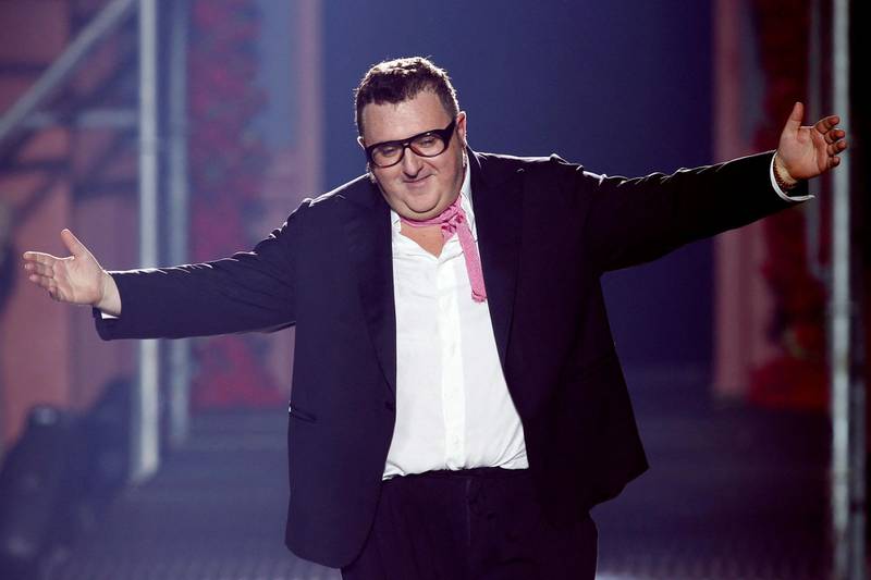 (FILES) In this file photo taken on September 27, 2012 Moroccan-born Israeli fashion designer for Lanvin Alber Elbaz, acknowledges the public at the end of the Spring/Summer 2013 ready-to-wear collection show in Paris. Fashion designer Alber Elbaz, 59, has died today in Paris announced fashion Richemont luxury group  on April 25, 2021.  / AFP / FRANCOIS GUILLOT

