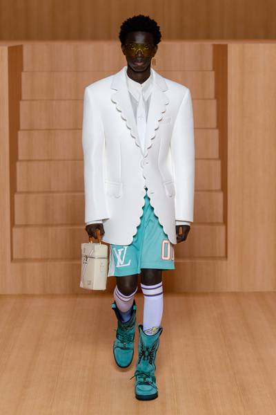 A look combines basketball shorts and a tailored jacket for spring/summer 2022, Louis Vuitton menswear, by Virgil Abloh. Photo: Louis Vuitton