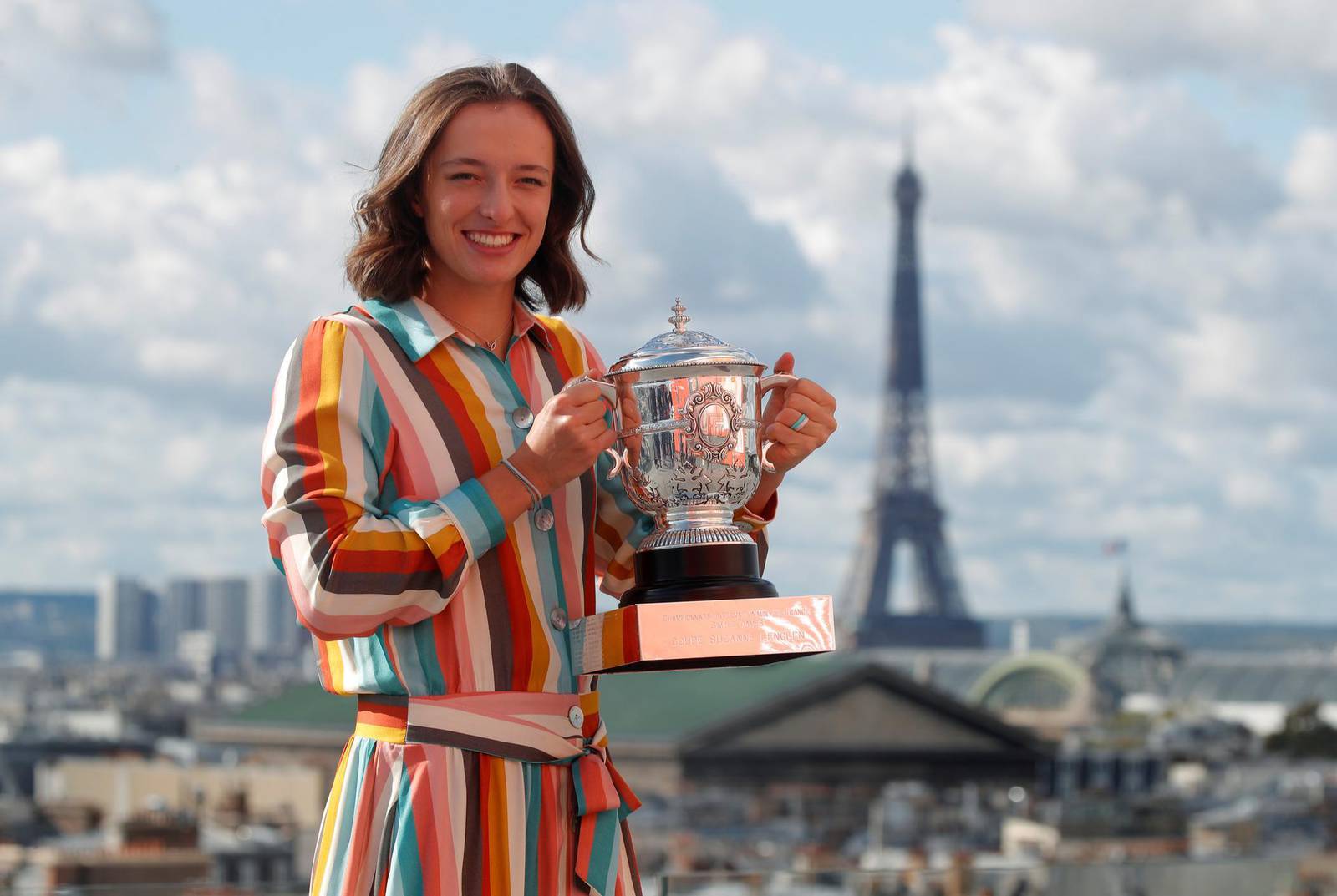 Iga Swiatek poses with French Open title in Paris with Eiffel Tower as