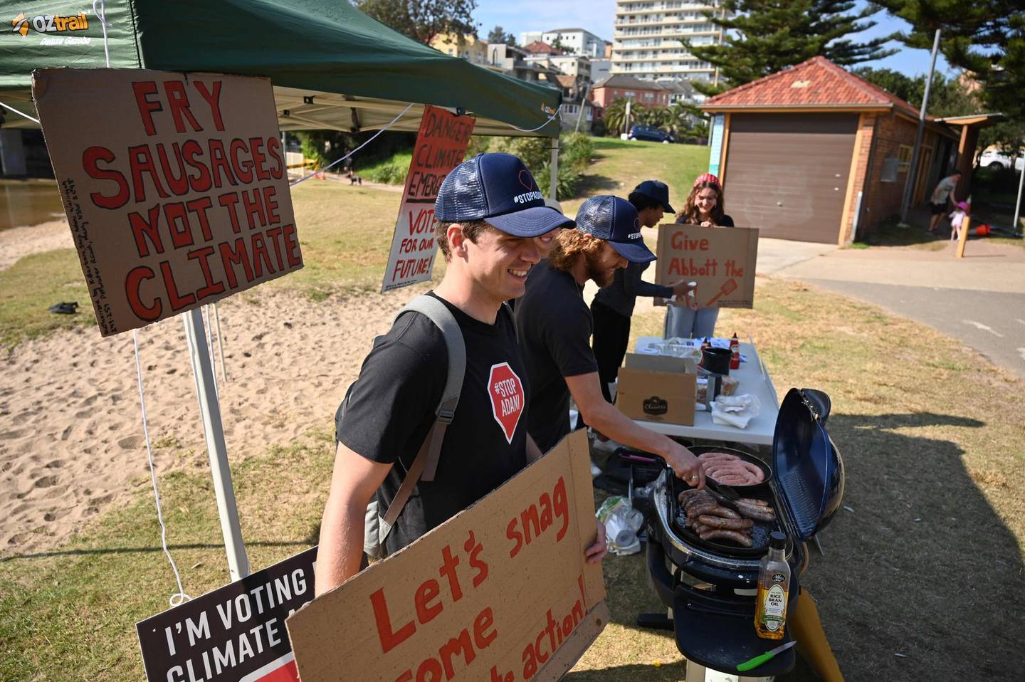 Climate change activists calling for action on global warming barbecue sausages, an election tradition, outside a polling station in the Liberal-held Sydney seat of Warringah on May 18, 2019.  Australians flocked to the polls capping a bitterly fought election that may be the first anywhere decided by climate policy. / AFP / PETER PARKS
