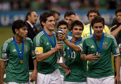 Mexican players celebrate with the trophy after winning the U17 World Cup final.   AFP PHOTO/ Yuri CORTEZ