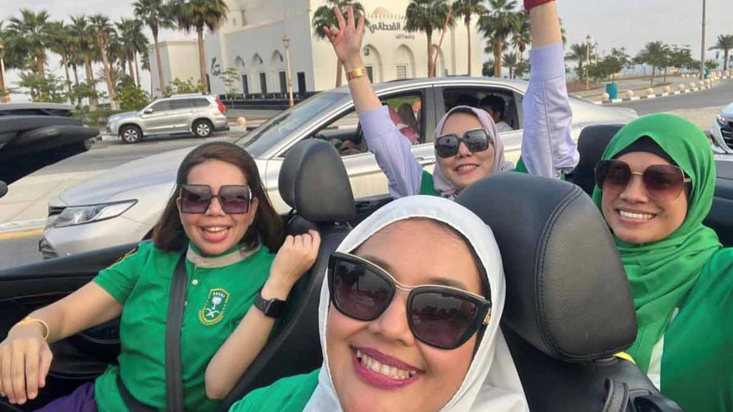 المشجعون يحتفلون بالعيد الوطني في المملكة العربية السعودية