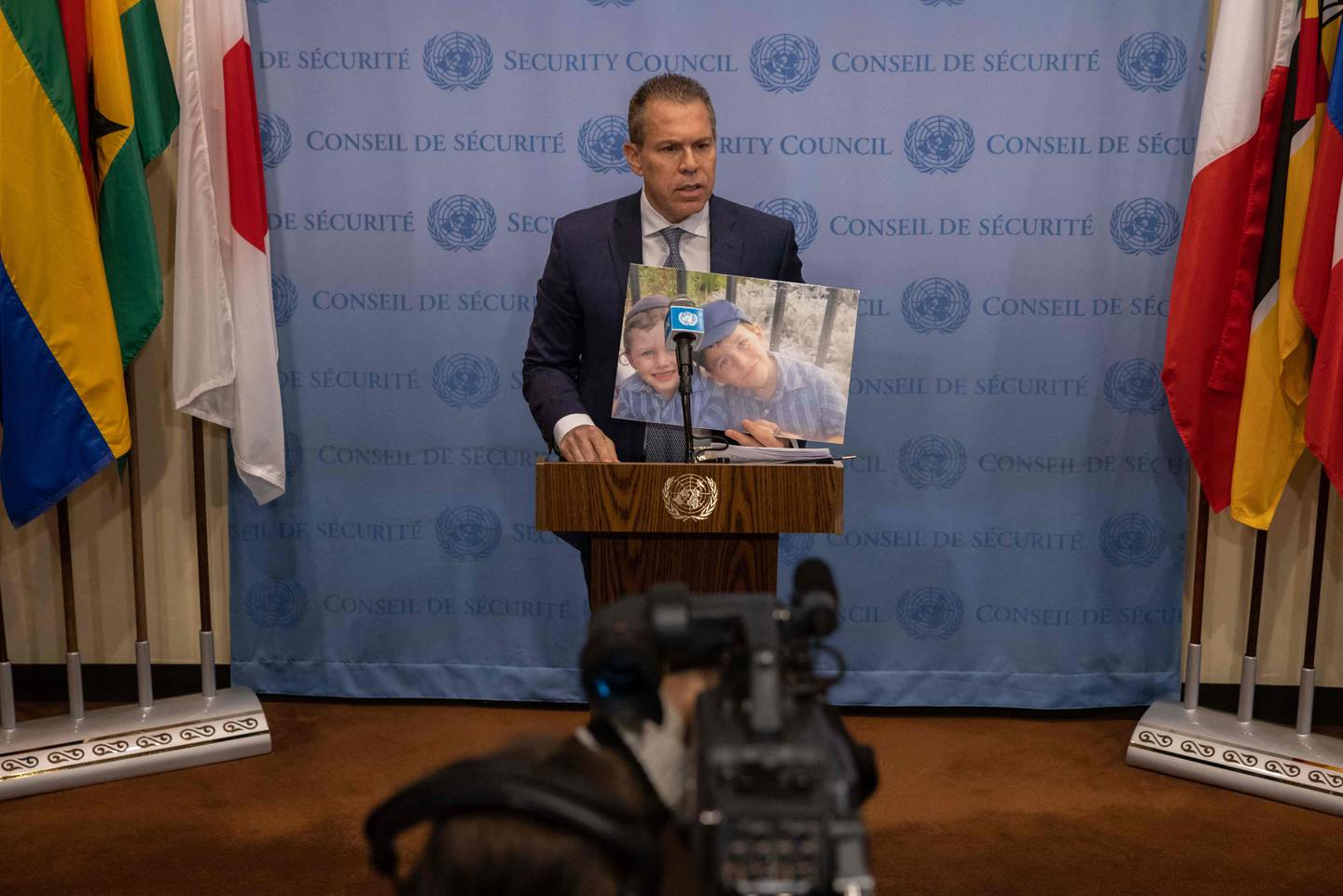 L'ambassadeur d'Israël à l'ONU, Gilad Erdan, tient une photo de Yaakov et Asher Palley, qui ont été tués par un attaquant palestinien ce mois-ci.  AFP