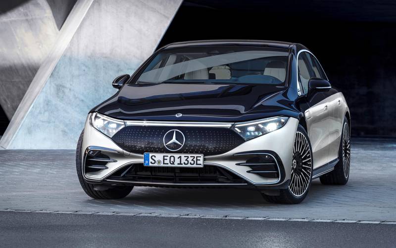 Mercedes-EQ, EQS 580 4MATIC, Exterieur, Farbe: hightechsilber/obsidianschwarz, AMG-Line, Edition 1;( Stromverbrauch kombiniert: 20,0-16,9 kWh/100 km; CO2-Emissionen kombiniert: 0 g/km);Stromverbrauch kombiniert: 20,0-16,9 kWh/100 km; CO2-Emissionen kombiniert: 0 g/km*Mercedes-EQ, EQS 580 4MATIC, Exterior, colour: high-tech silver/obsidian black, AMG-Line, Edition 1; (combined electrical consumption: 20.0-16.9 kWh/100 km; combined CO2 emissions: 0 g/km);Combined electrical consumption: 20.0-16.9 kWh/100 km; combined CO2 emissions: 0 g/km