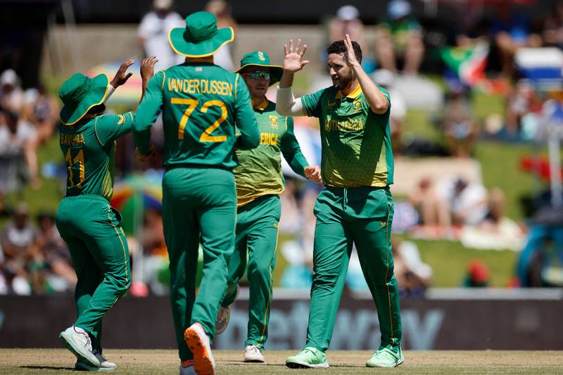 South Africa's Wayne Parnell celebrates with teammates after taking the wicket of England's Dawid Malan for 12. AFP
