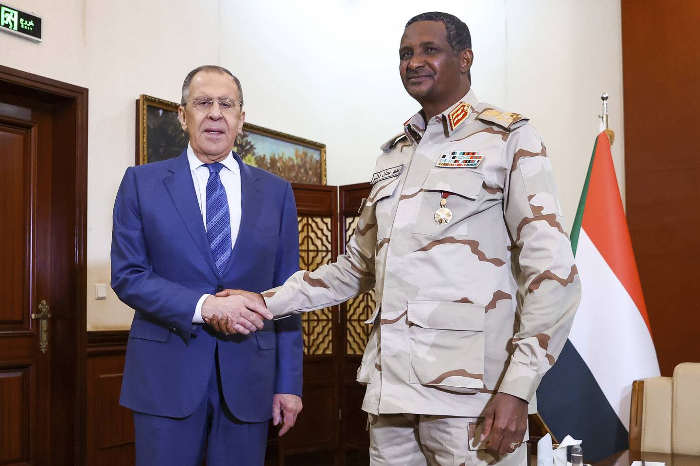 Der russische Außenminister Sergej Lawrow (links) und der stellvertretende Vorsitzende des Übergangsrats für Souveränität, General Mohamed Dagalo, am 9. Februar in Khartum, Sudan. AP