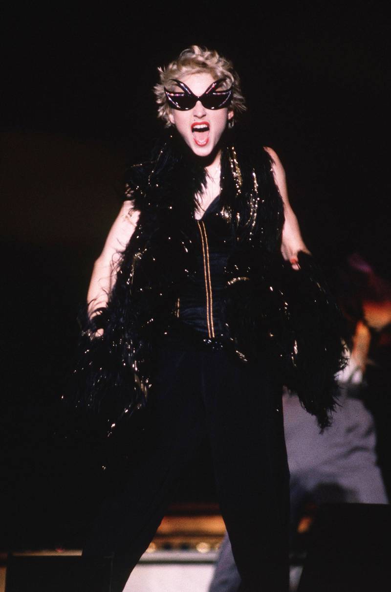 LONDON - 1983: Sängerin Madonna tritt auf der Bühne auf.  (Foto von Dave Hogan/Getty Images) *** Lokale Bildunterschrift *** hp17ap-p.7-song-madonna.jpg