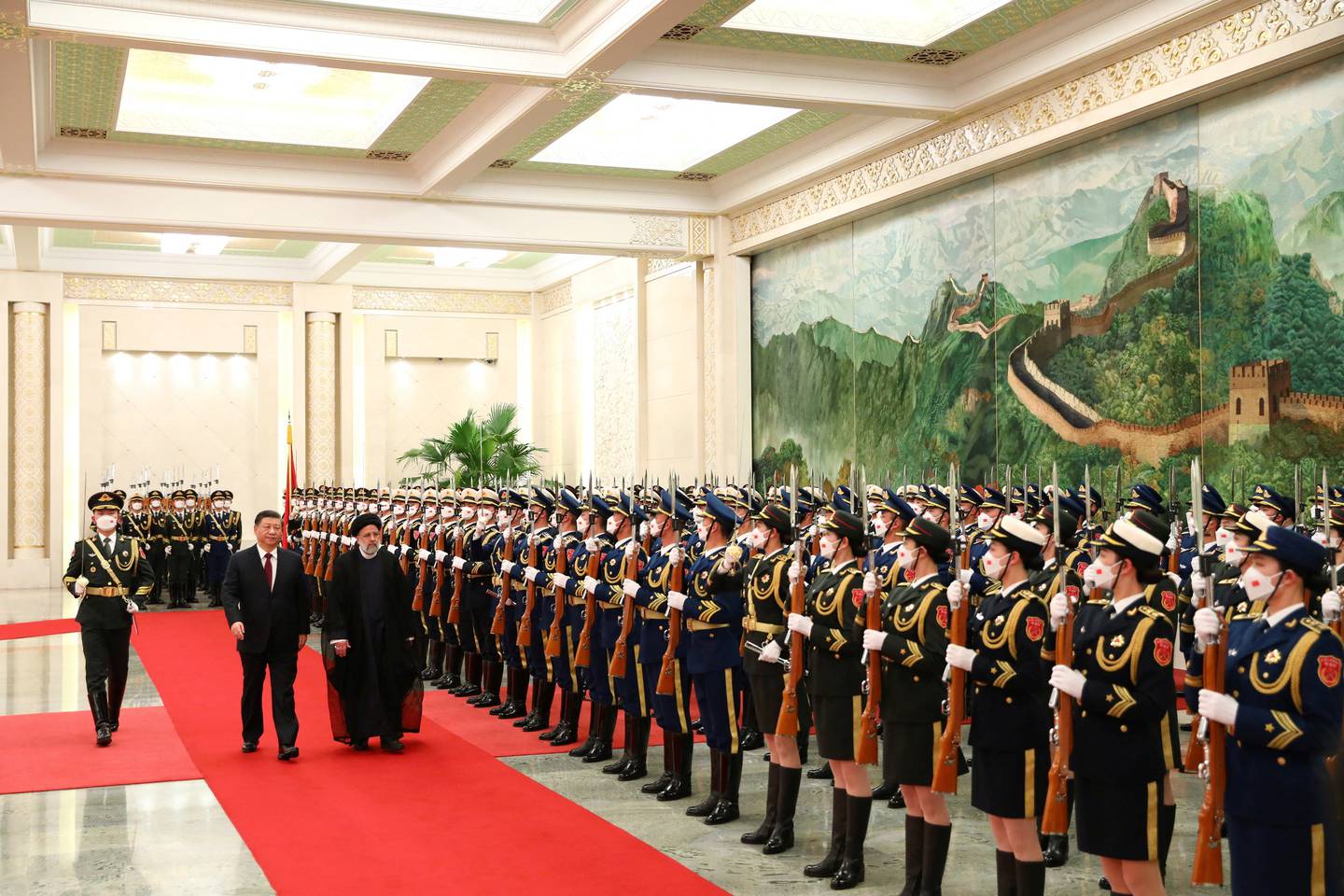 Herr Raisi geht mit Herrn Xi während einer Begrüßungszeremonie in Peking spazieren.  Wana/Reuters