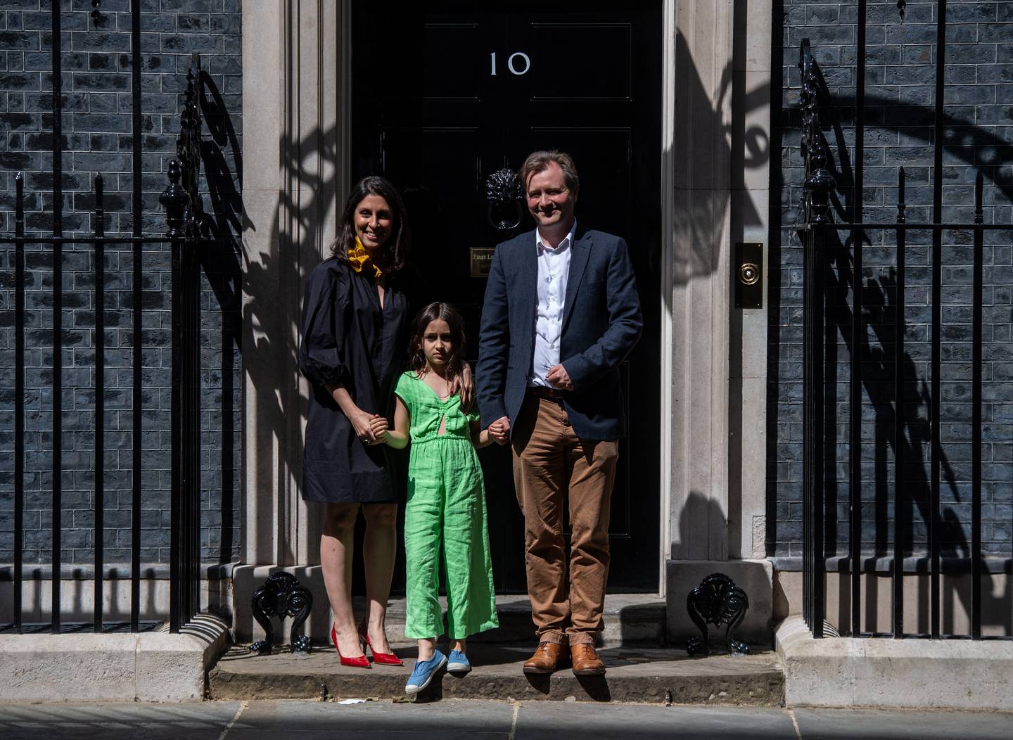 Nazanin Zaghari-Ratcliffe, ihre Tochter Gabriella und ihr Ehemann Richard Ratcliffe stehen im Mai vor der Haustür in der Downing Street 10.  Getty Images