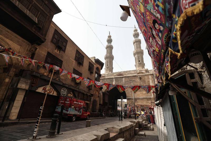 This picture taken on April 24, 2020 on the first Friday of the Muslim holy month of Ramadan shows a view of the area around Bab Zuweila (background), one of the remaining gates in the walls of the old medieval city of Egypt's capital Cairo, almost empty due to the COVID-19 coronavirus pandemic.  / AFP / Mohamed el-Shahed
