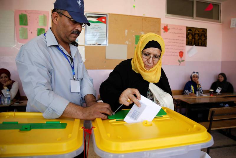 A Jordanian woman casts her ballot at a polling station for local and municipal elections in Amman, Jordan, August 15, 2017. REUTERS/Muhammad Hamed