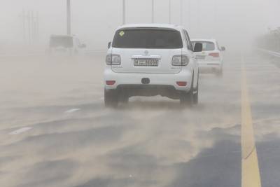 DUBAI , UNITED ARAB EMIRATES – March 20 , 2017 : Traffic during the dust storm on Al Qudra road in Dubai. ( Pawan Singh / The National ) For News / Online *** Local Caption ***  PS2003- WEATHER03.jpg