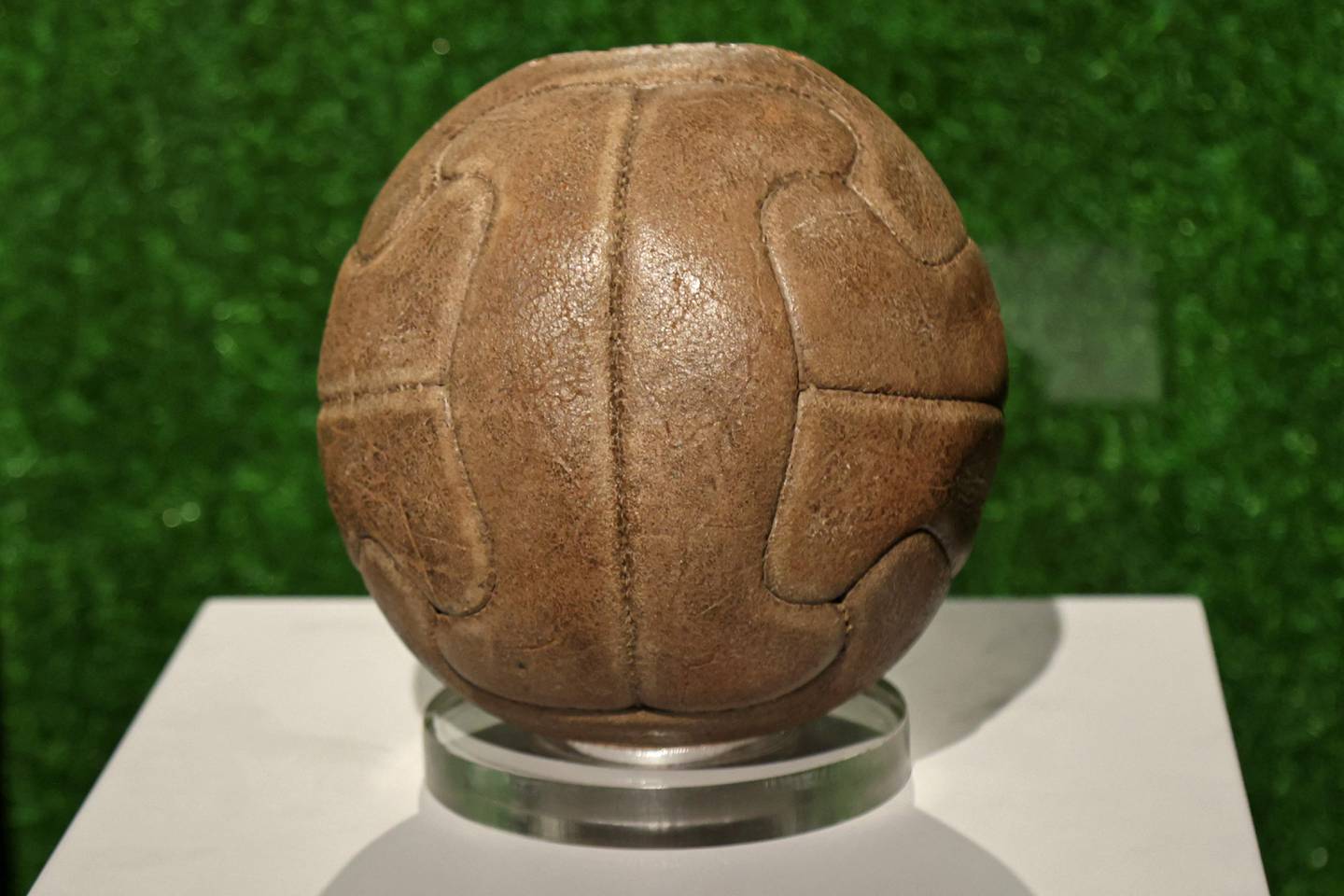Le ballon de match officiel de la première Coupe du Monde de la FIFA en 1930 exposé à l'exposition World of Football à Doha avant le tournoi de cette année.  AFP