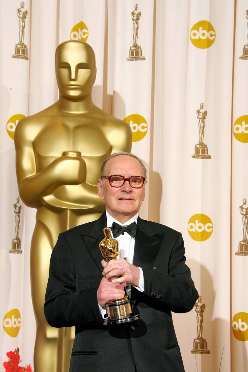 Italian composer Ennio Morricone poses with his Honorary Award Oscar at the 79th Academy Awards in Hollywood, California, 25 February 2007.      AFP PHOTO/Robyn BECK
==NO INTERNET, EMBARGOED FROM INTERNET AND TELEVISION USAGE UNTIL THE CONCLUSION OF THE OSCARS TELECAST== (Photo by ROBYN BECK / AFP)