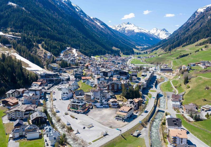 A picture taken on April 23, 2020 shows an aerial view of the village of Ischgl, a tourism hotspot, after the quarantine ordered for western Tyrol, Austria's worst hit region by the new coronavirus pandemic, has been lifted.  - Austria OUT
 / AFP / APA / EXPA / Johann GRODER
