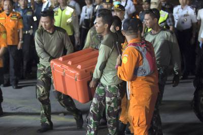Members of a rescue team carry the flight data recorder, part of the ill-fated Lion Air flight JT 610's black box, after it was recovered from the Java Sea, at Jakarta port on November 1, 2018. - A black box from the crashed Lion Air jet has been recovered, authorities said on November 1, a find that could be critical to establishing why a brand new jet plunged into the Java Sea shortly after take-off, killing 189 people on board. (Photo by BAY ISMOYO / AFP)