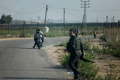 Palestinian militants of the Ezzedine al-Qassam Brigades move towards the Erez crossing between Israel and the northern Gaza Strip. AFP