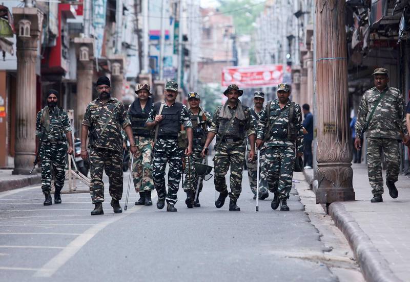 Security personnel patrol along a street in Jammu on August 6, 2019. Washington on August 4 urged respect for rights and called for the maintenance of peace along the de facto border in Kashmir after India stripped a special autonomy status from its part of the divided region. / AFP / Rakesh BAKSHI
