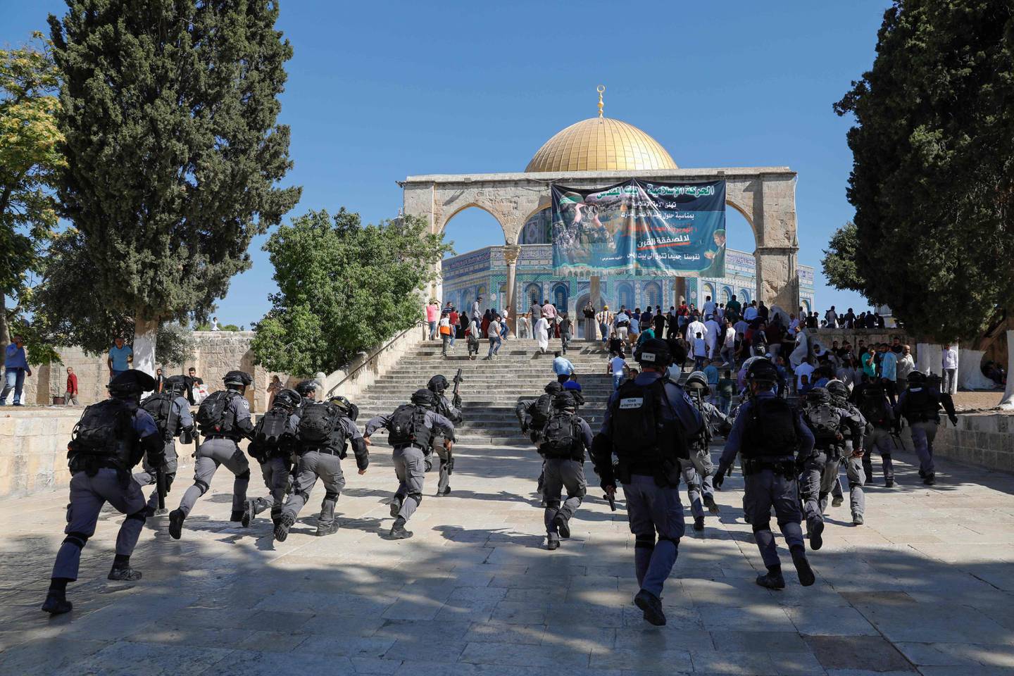 Israeli security forces arrive at the al-Aqsa Mosque compound in the Old City of Jerusalem on August 11, 2019, as clashes broke out during the overlapping Jewish and Muslim holidays of Eid al-Adha and the Tisha B'av holiday inside the historic compound which is considered the third-holiest site in Islam and the most sacred for Jews, who revere it as the location of the two biblical-era temples. The compound, which includes the Al-Aqsa mosque and the Dome of the Rock, is one of the most sensitive sites in the Israeli-Palestinian conflict. 
 / AFP / Ahmad GHARABLI
