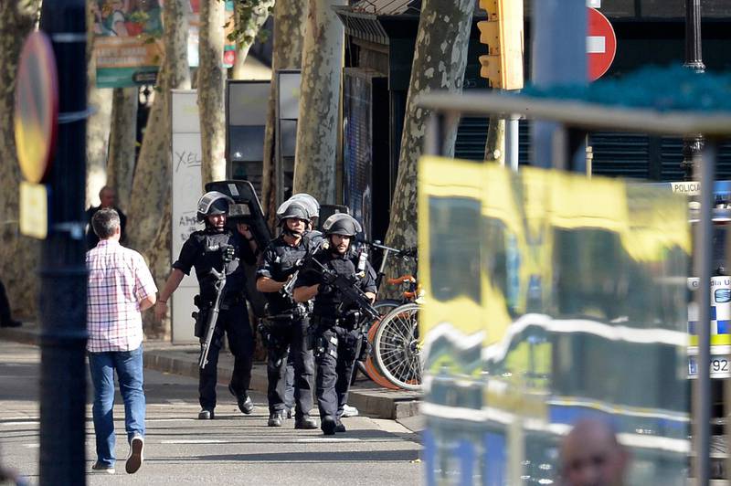 Armed policemen arrive in a cordoned off area. Josep Lago / AFP.