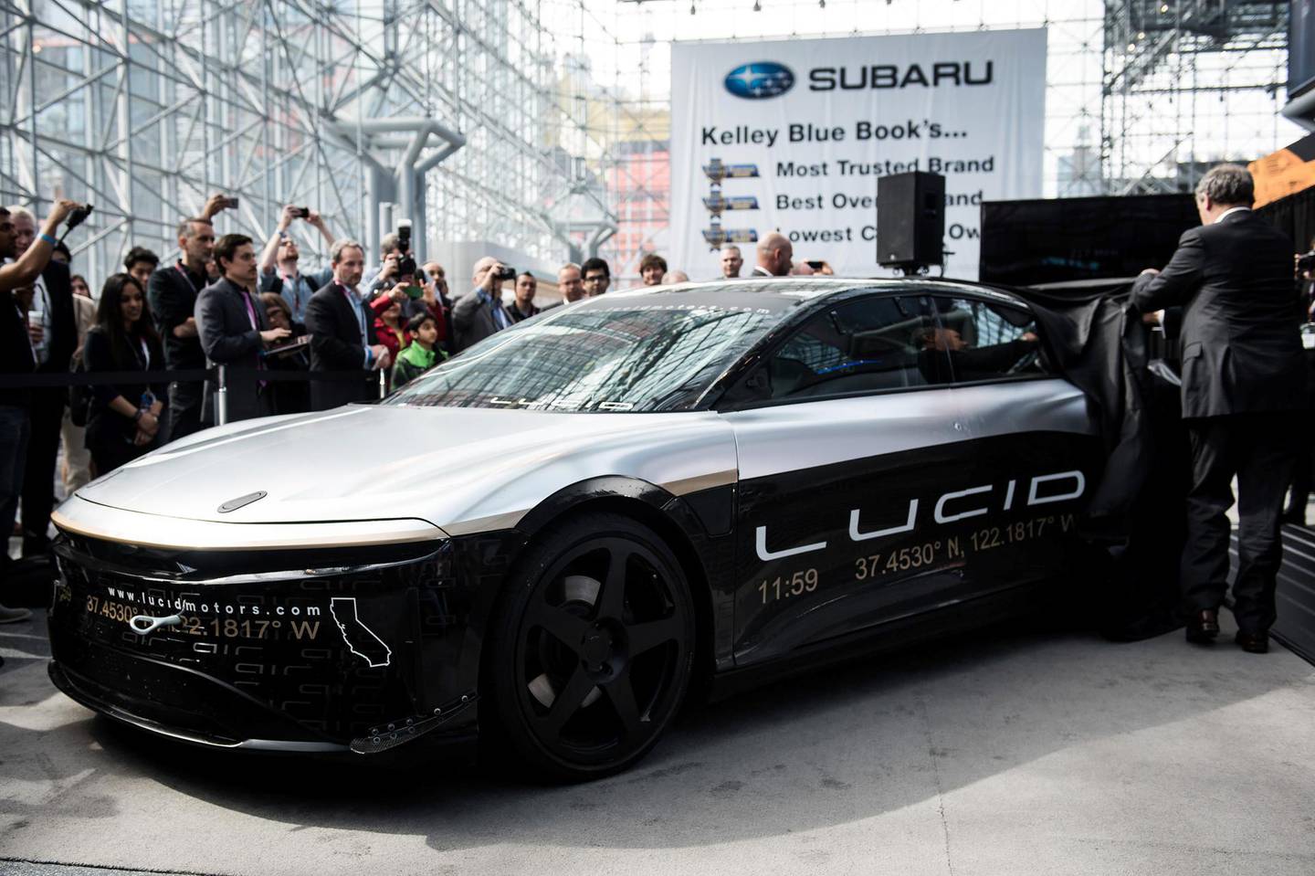 Das Alpha Speed ​​Car von Lucid Motors Inc. wird nach Abschluss eines 217mph-Tests in Ohio vor der 2017 New York International Auto Show (NYIAS) in New York, USA, am Donnerstag, den 13. April 2017 vorgestellt. Die New York International Auto Show, Nordamerikas erste und meistbesuchte Automesse aus dem Jahr 1900 zeigt eine unglaubliche Sammlung von hochmodernem Design und außergewöhnlicher Innovation.  Fotograf: Mark Kauzlarich/Bloomberg