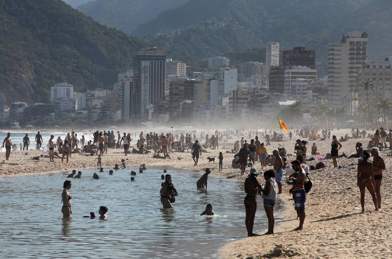 FILE PHOTO: People enjoy Ipanema beach, amid the outbreak of the coronavirus disease (COVID-19), in Rio de Janeiro, Brazil August 9, 2020. REUTERS/Ian Cheibub/File Photo