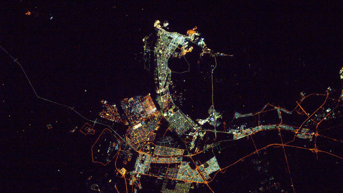 日本の宇宙飛行士が夜に宇宙でアブダビの輝くイメージを共有します。