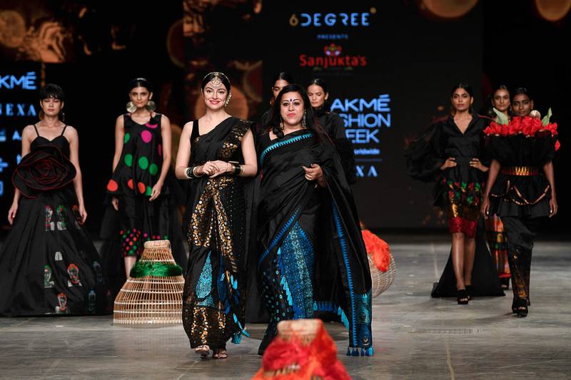 Divya Khosla Kumar with designer Sanjukta Dutta on the catwalk