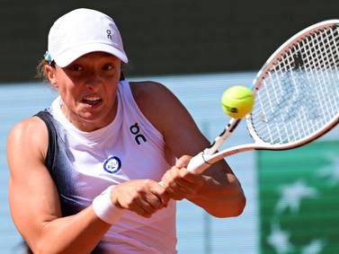 Title favourites Iga Swiatek and Elena Rybakina ease into French Open third round