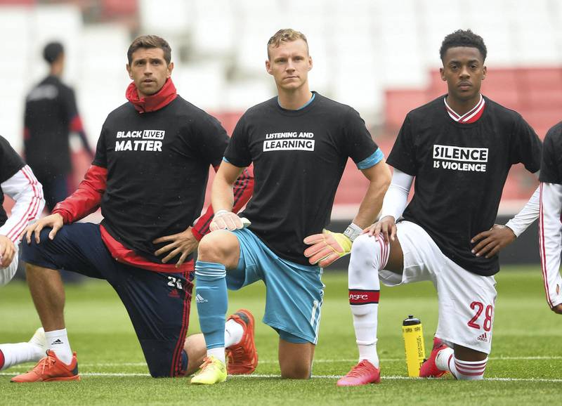 LONDON, ENGLAND - JUNE 10: Emi Martinez, Bernd Leno and Joe Willock of Arsenal take a knee in support of Black Lives Matter before the friendly match between Arsenal and Brentford at Emirates Stadium on June 10, 2020 in London, England. (Photo by David Price/Arsenal FC via Getty Images)