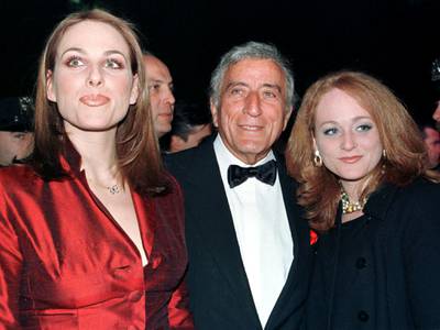 Tony Bennett and daughters Joanna, left, and Antonia, right, before the 39th Grammy Awards in New York, February 1997. Reuters