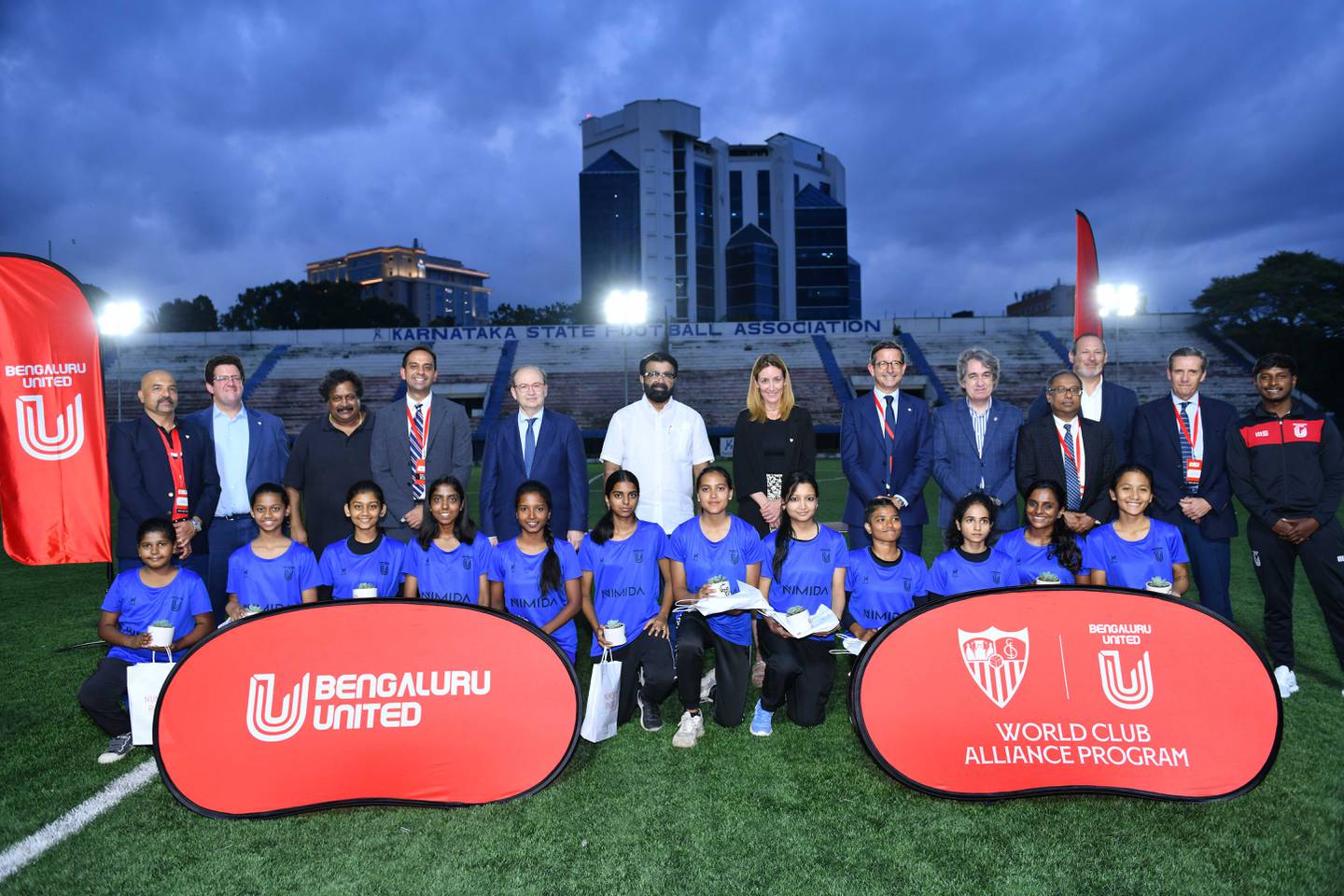 La direction du Sevilla FC en Inde lors de la visite au FC Bengaluru United.  Photo: FCBU