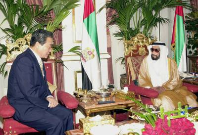 Emirati President Zayed bin Sultan al-Nahayan (R) meets with South Korean Prime Minister Lee Han-Dong in Abu Dhabi 13 May 2001, as part of the Asian leader's Gulf tour aimed at increasing trade and boosting relations with his country.   / AFP PHOTO / WAM