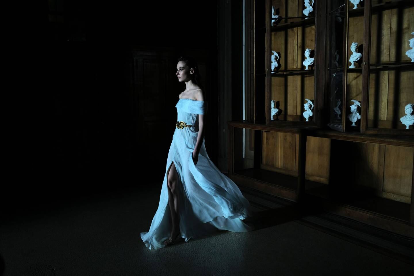 Rami Al Ali Couture printemps 2023 a présenté des métaux sous la forme de robes de soirée plissées bleu argenté pâle.  Getty Images 