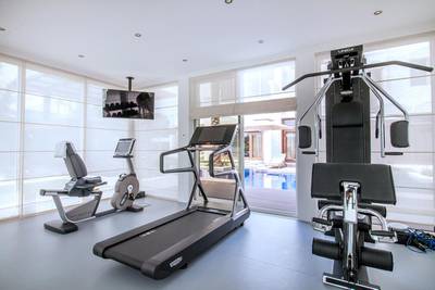 The gym comes with steam room and ice plunge pool.  Courtesy of Luxhabitat
